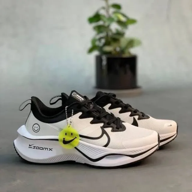 Nik Zoom x Smiley White Black