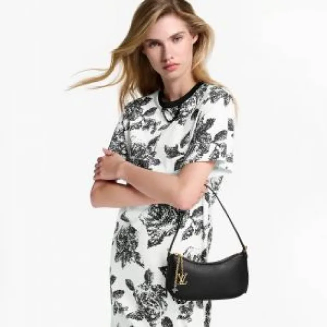Loius Vutton_pochette_bloom_with_box_6152