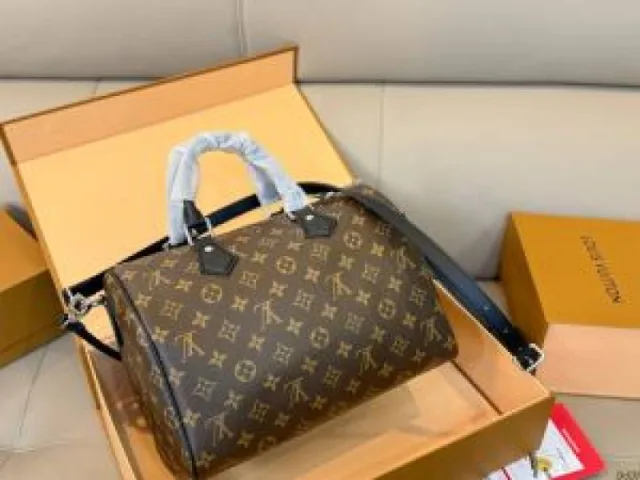 Loius Vutton Monogram Speedy handbag featuring signature leather bag premium quality with original box packing