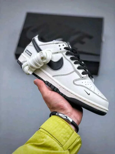 nikkee SB Dunk Low x Supreme Black sneakers