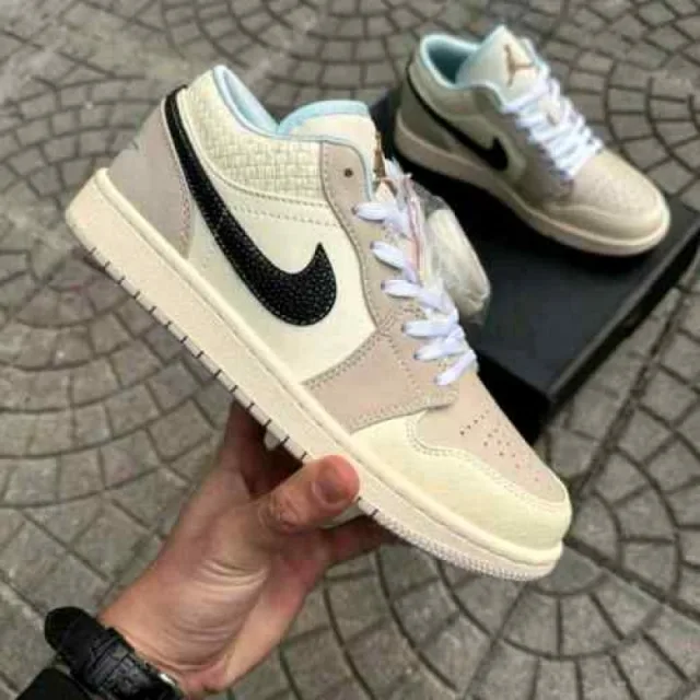 Nikkee jordan 1low se sanddrift glacier blue 2319
